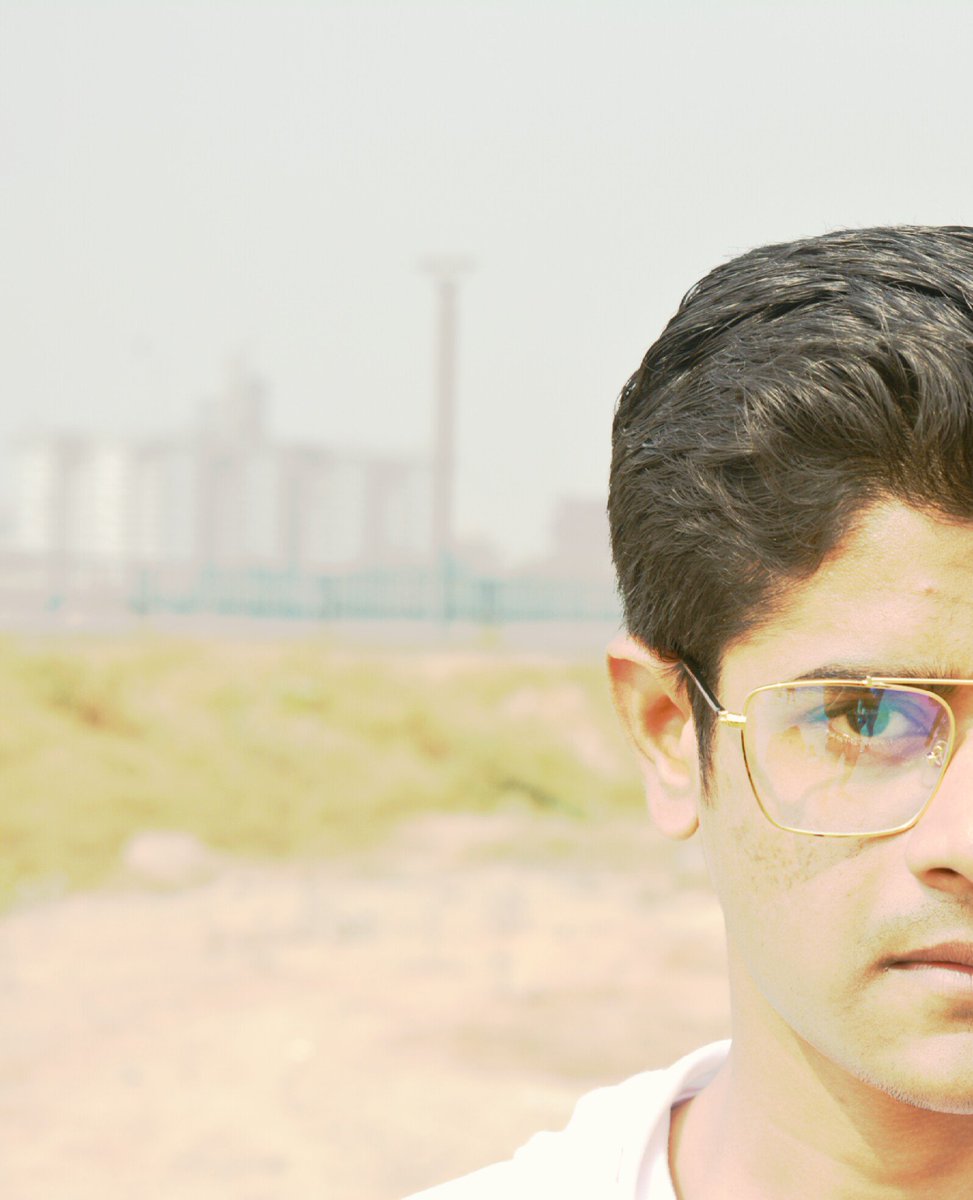 Mohammed99240's tweet photo. Main srk ka fan.. #RaeesLook for one and only @iamsrk . Iss fan ko bhi reply kardo please https://t.co/pd5GReFzZt