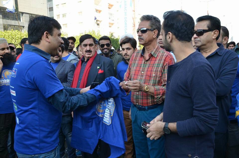muneezamehboob1's tweet photo. @WaseemBadami with #WasimAkhtar At #KarachiKingsMarathon Happening Now #2Talwar #KarachiKing #KarachiJeetayGa #DillonKBadshah #PSL2k17 😊😊📷 https://t.co/dpPbQGmX9b