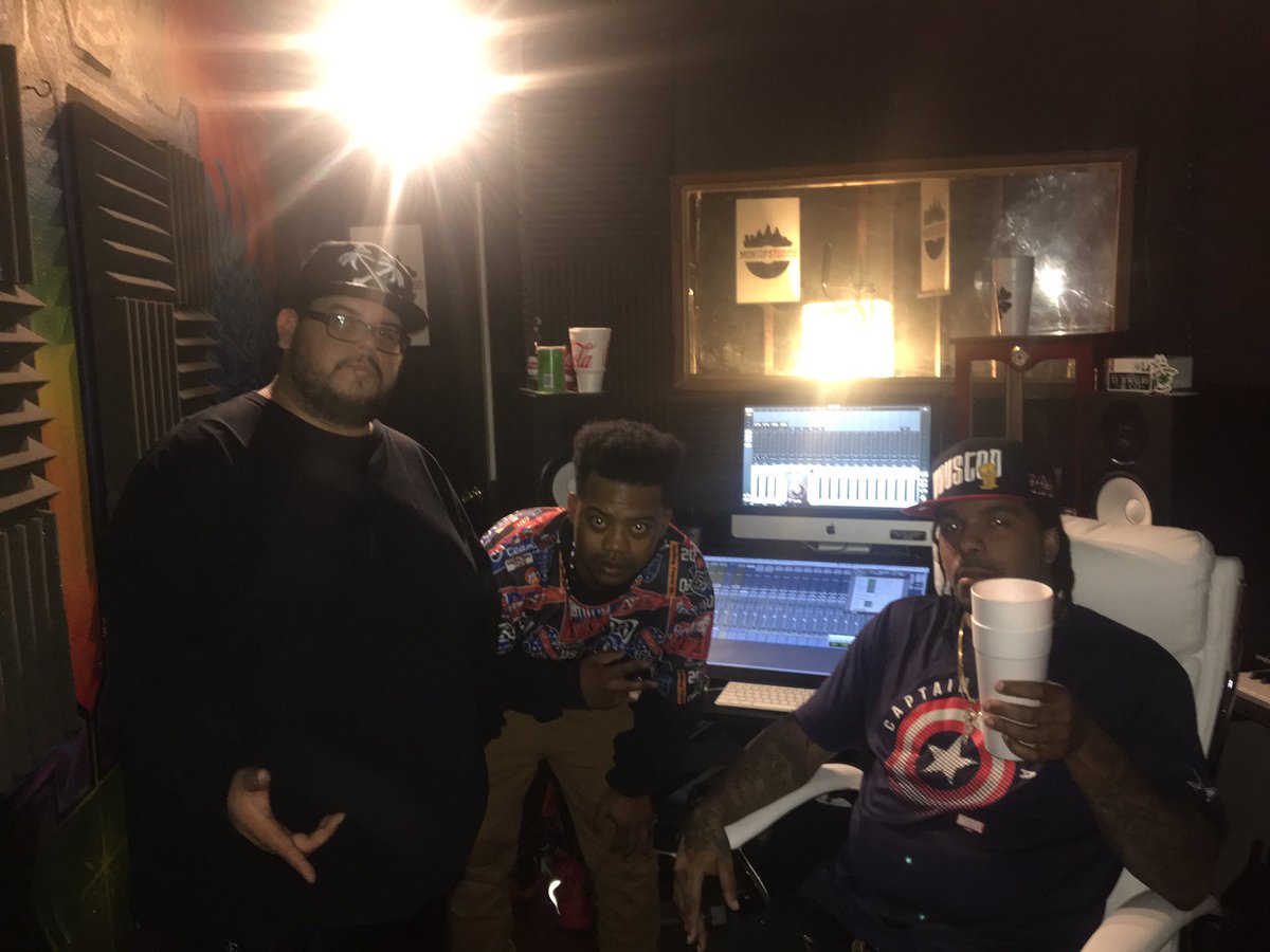 BigJCloverG's tweet photo. The other night in the studio wit my big bro @LilFlip713 workin on a track for my #40Weight project! #CloverGLaFamilia 🍀🍀🍀🍀🍀🍀 https://t.co/J3M6qHdvTr