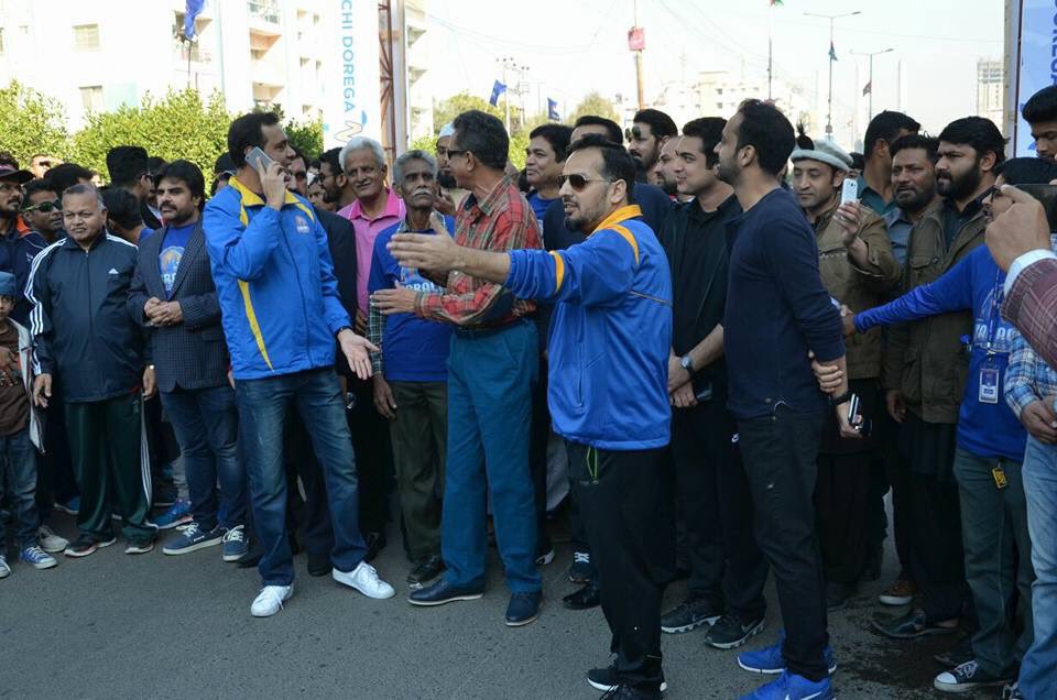 muneezamehboob1's tweet photo. @WaseemBadami @Jerjees #WasimAkhtar at #KarachiKingsMarathon Happening Now #2Talwar #KarachiKing #KarachiJeetayGa #DillonKBadshah #PSL2k17 😊 https://t.co/eh9pAf1tT7