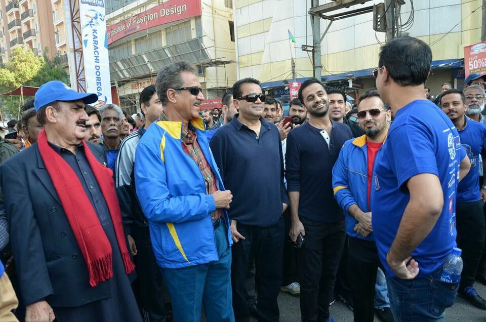 muneezamehboob1's tweet photo. @WaseemBadami @Jerjees #WasimAkhtar #KarachiKingsMarathon Happening Now #2Talwar #KarachiKing #KarachiJeetayGa #DillonKBadshah #PSL2k17 😊😊📷 https://t.co/jsqiCBrDtF