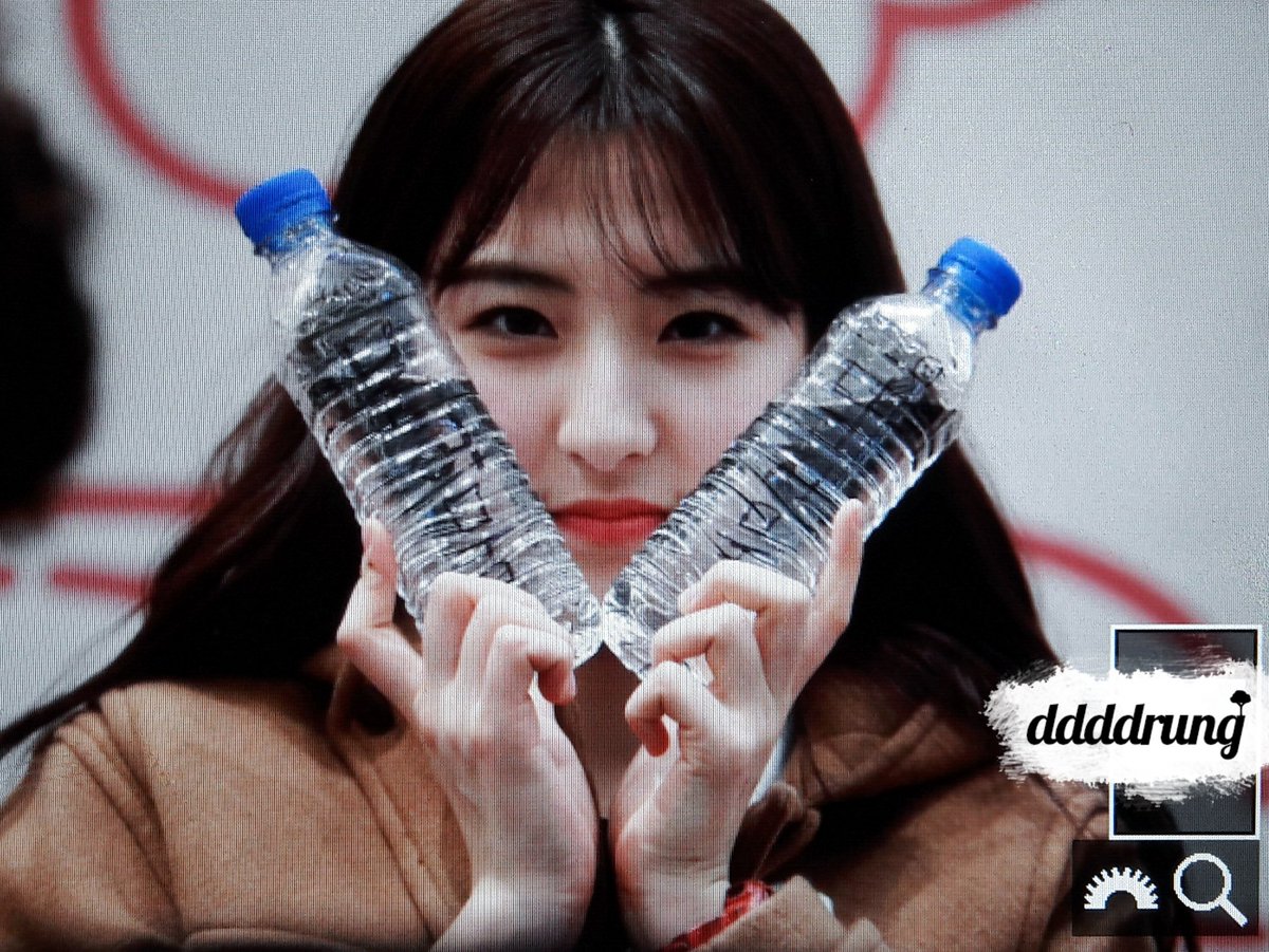 ddddrung's tweet photo. 170129 하남 스타필드 팬사인회 프리뷰 #우주소녀 #은서 #손주연 😙😛 https://t.co/MQUlgz6QRu