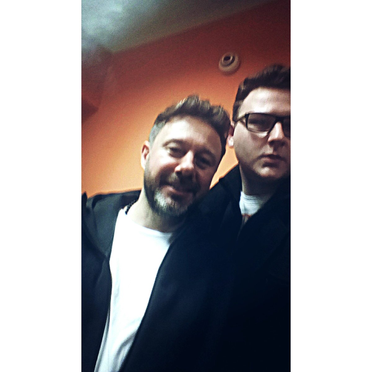 bartoszukoff's tweet photo. Faceci w czerni 😎 #AndrzejPiaseczny - mój autorytet, wspaniały człowiek i nauczyciel. W końcu jest #selfie 😀 https://t.co/i03B3hbEL5