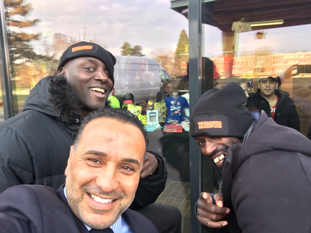 En mode #badboys😀avec Mes deux Champions <a href="/ladjidoucoure7/">ladji doucoure</a> <a href="/kaf_gomis/">Kaf_gomis</a> #merci de votre soutien a nos lutteurs lors du tournoi de Paris #INSEP 🙏