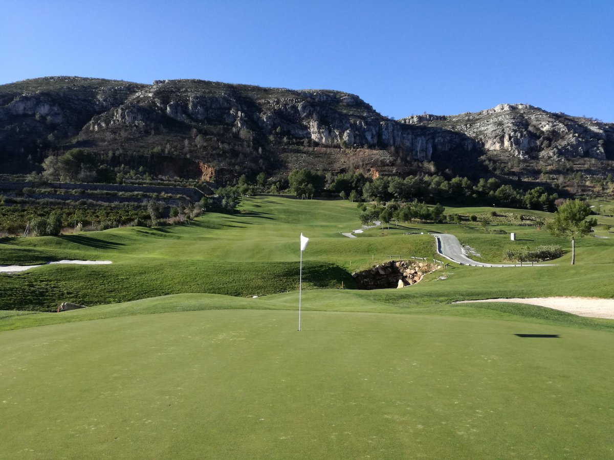 LaGaliana_Golf's tweet photo. Good morning! Torneo Club Golf Alcoy, gracias por elegirnos y poder disfrutar de este estupendo dรญa de invierno. #hole15 #green15 #golf https://t.co/mXIuACuNaE