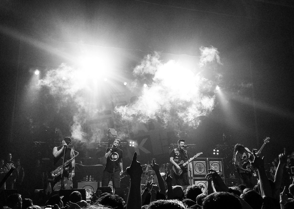 crazybenavente's tweet photo. 😍@LessThanJake😍
 @thewarfield https://t.co/nqnAdGqqqv