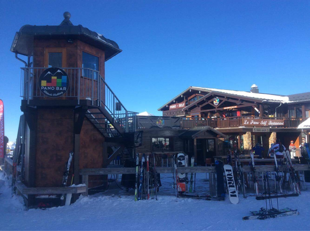 Deux_Alpes_ski's tweet photo. For those new to Les Deux Alpes, Pano Bar at the top of the Jandri Express is perfect for some afternoon Aprés and stunning views #RepSnow https://t.co/TOULchODLL
