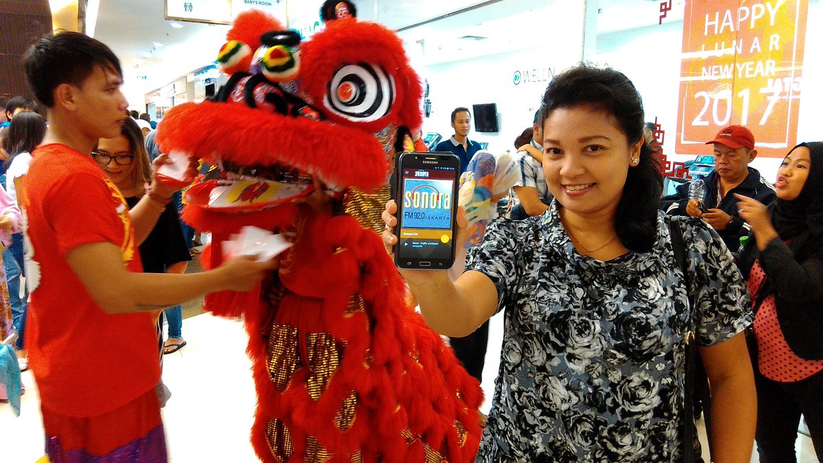 TiurMeriani's tweet photo. @SonoraFM92 Tiur meriani_39_GongXiFaCai Kemeriahan Imlek memberi angpao untuk Barongsai  #LuckyAngpao920 https://t.co/mxUH50ECzp