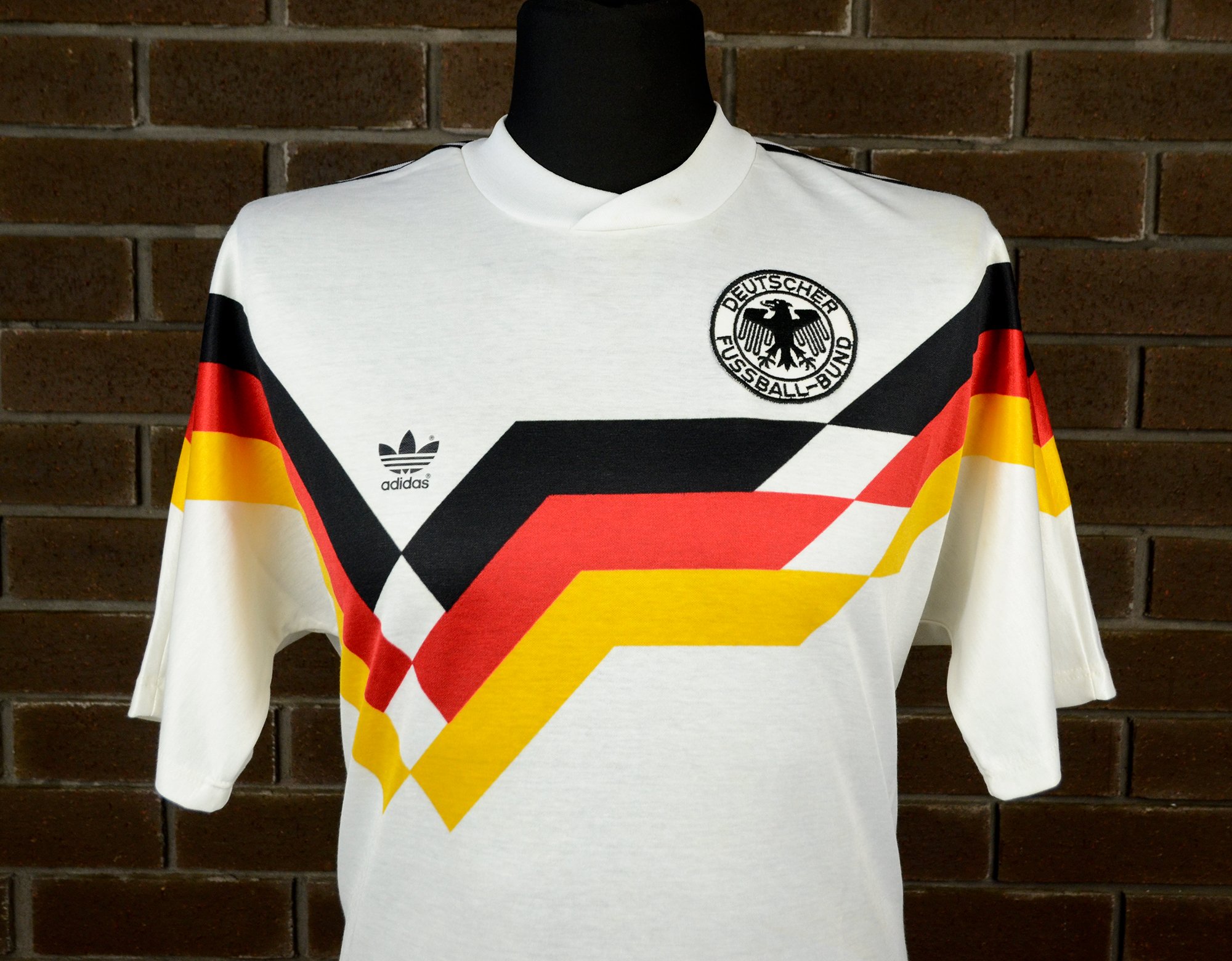 Адидас сборная германии. Футболка сборной Германии 2022. Adidas Shirt Germany Retro. Футболка сборной Германии ретро зелёная. Германия 1990 форма сборной футбол.