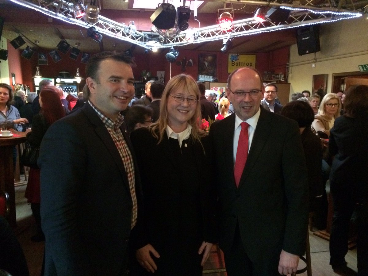 Michael_Huebner's tweet photo. Heute mit @Schmeltzer_NRW Redner beim Neujahrsempfang der #AGS in #Bottrop. Themen u.a. Sozialer Arbeitsmarkt &amp; Gigabitstrategie #machen_Wir https://t.co/RlYlKE4Kx9
