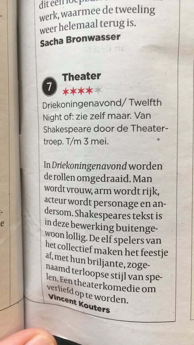 Een van de spelers heeft rolschaatsschoenen en halverwege krijg je drank. Dat is nog eens #theater. Gaat dat zien.