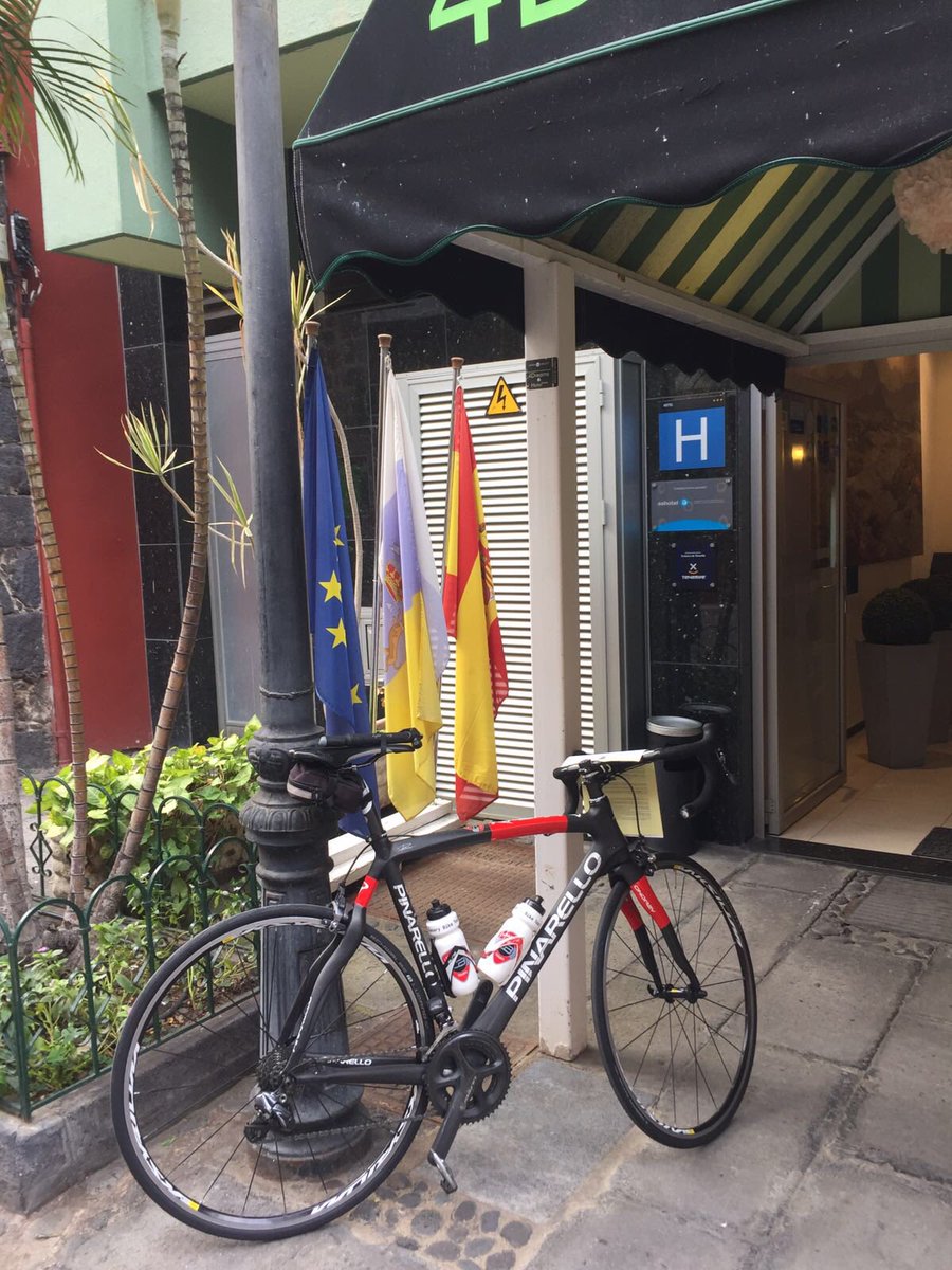 Delivering a rental bike to a very special customer staying at <a href="/4DreamsH/">4Dreams Hotel</a>  ENJOY! 🚴🏻 #Cyclingtenerife @canariasxperience