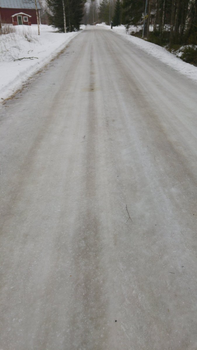 Igeltott's tweet photo. "Ice ice baby".... #ice #icedude #slippery #dontfall #needmoresnow #isgata #broddarjatack https://t.co/zBLxGt9Jir