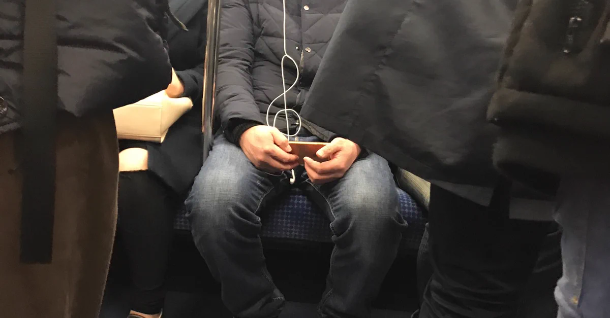 偶然の力ってすごいｗ目の前に座ってる人のイヤホンコードがト音記号の形にｗｗｗ