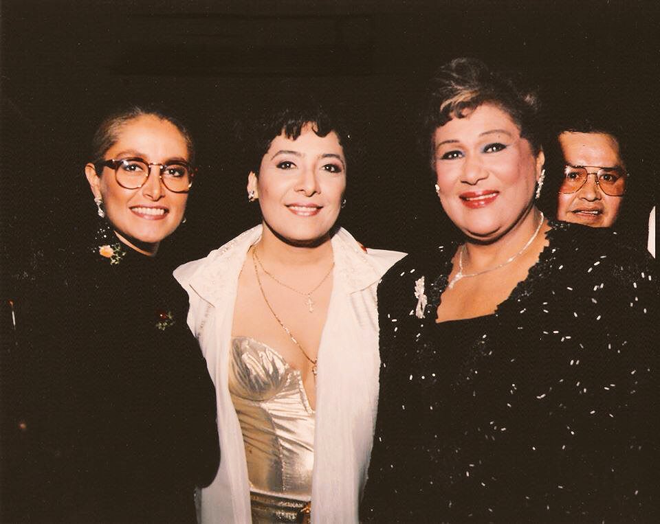 DanielaRomoWeb's tweet photo. #FotoDelRecuerdo con Olga Guillot y Sophy #DanielaRomo https://t.co/RtqsyW0Bkm