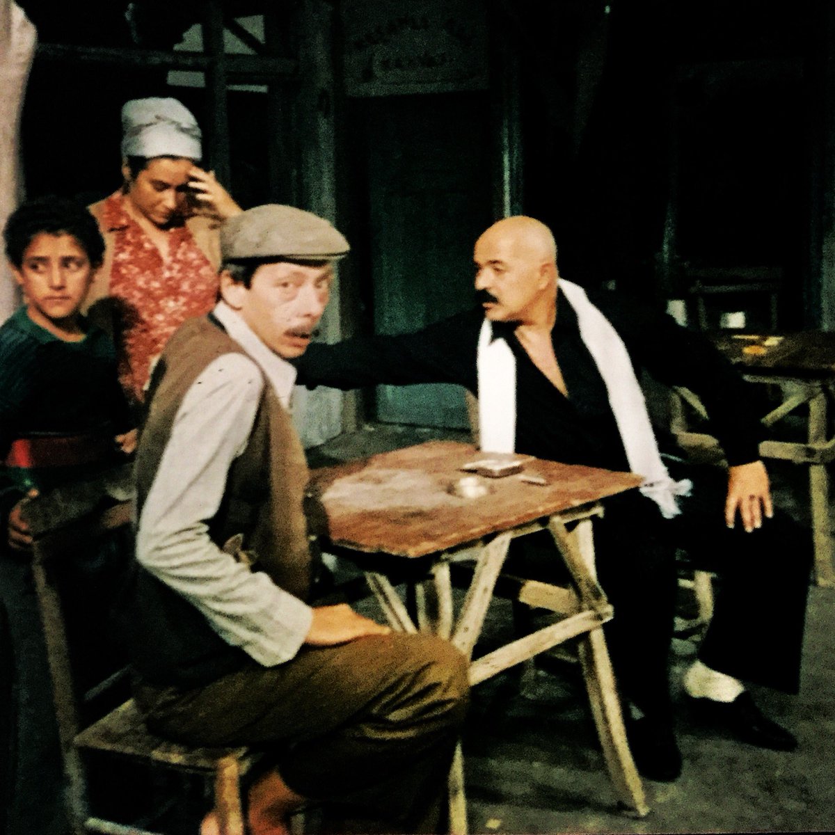 Tiyatromuz değerli bir çınarını, büyük Engin Cezzar'ı, ben de kadim dostumu kaybettim. Eşi Gülriz Sururi'nin, tüm dostların başı sağ olsun.
