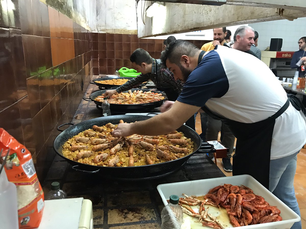 FALLANOUMERCAT_'s tweet photo. El dinar de hui en la #FallaNouMercat d'#Algemesi ja están a punt per a servir! #Falles17 #FallesAlgemesi https://t.co/tZy8KclW98