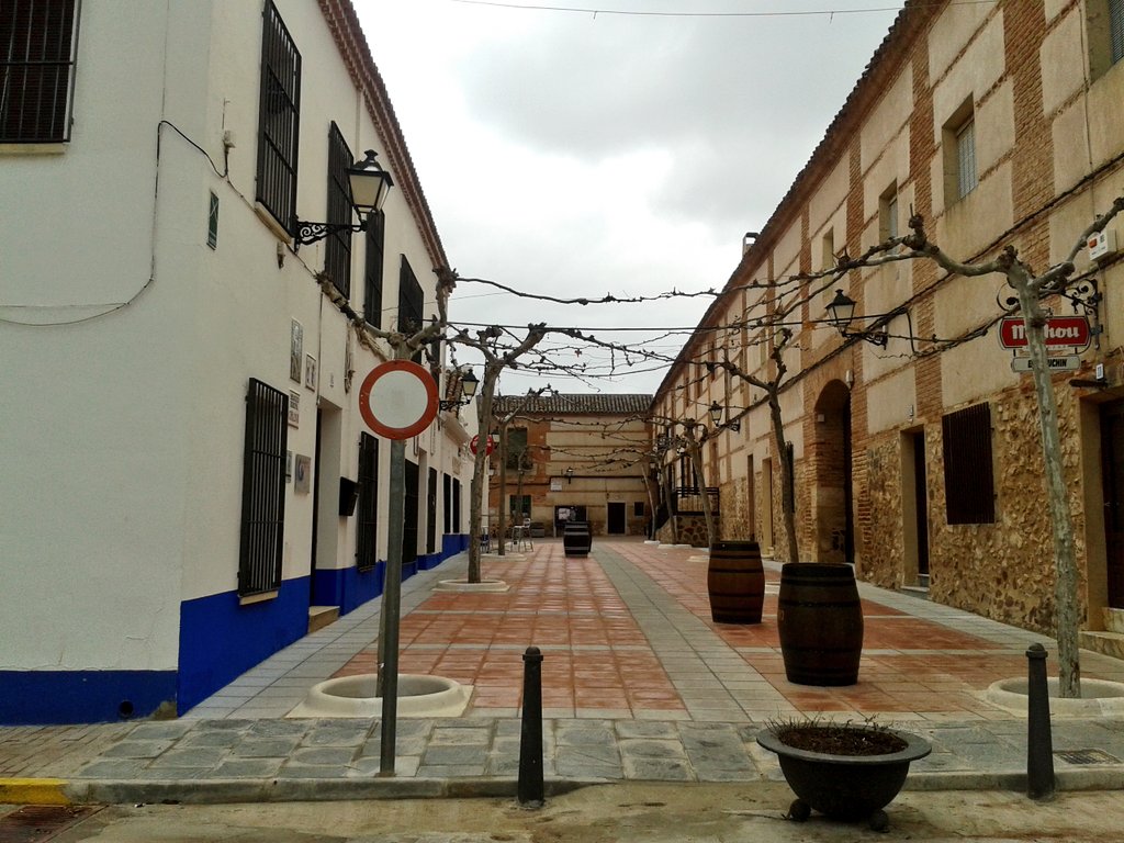 SanCarlosValle's tweet photo. Rasillo de la Mancha es la plaza anexa a la Plaza Mayor. Ahí tenéis 2 bares #ElPiyayo y #Guchin con sus terrazas https://t.co/xdW99nFG1n