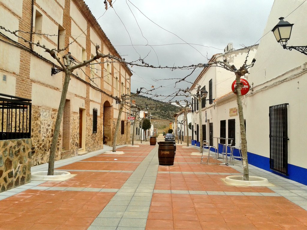 SanCarlosValle's tweet photo. Rasillo de la Mancha es la plaza anexa a la Plaza Mayor. Ahí tenéis 2 bares #ElPiyayo y #Guchin con sus terrazas https://t.co/xdW99nFG1n