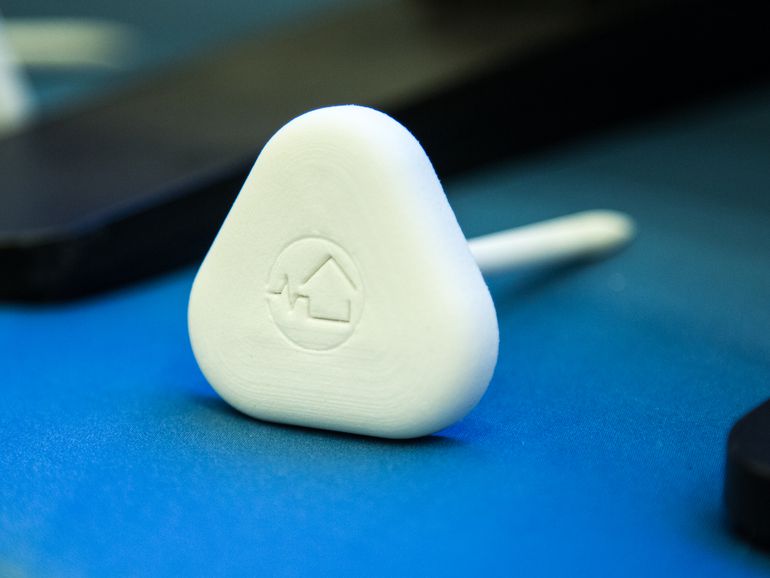 BluetoothSIG's tweet photo. Bluetooth member Breezi demoed its Breezi Airpulse at our #DiscoverBlue media event. @CNET reviews the sensor: https://t.co/9S5cp4KzcX #IoT https://t.co/gDtxq4D310