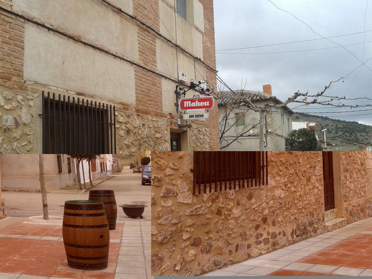 SanCarlosValle's tweet photo. Rasillo de la Mancha es la plaza anexa a la Plaza Mayor. Ahí tenéis 2 bares #ElPiyayo y #Guchin con sus terrazas https://t.co/xdW99nFG1n