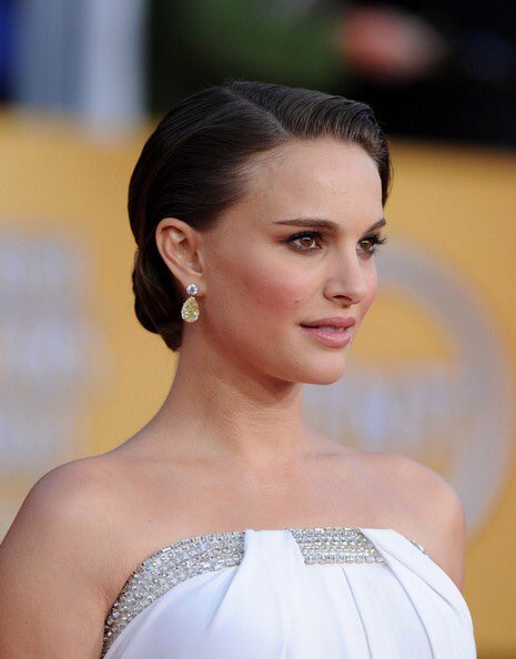 NPortmanFR's tweet photo. Natalie aux @SAGawards en 2011 pour Black Swan ✨ https://t.co/pd9SuA8gj9