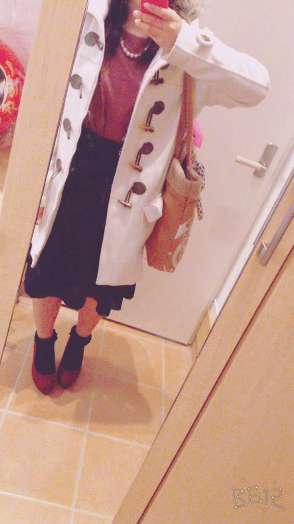 _a_ti_'s tweet photo. もう席まで行くべきなのか？
暇。そしてお菓子余ってる。
誰か声かけて、笑 https://t.co/BUHpgn8tES