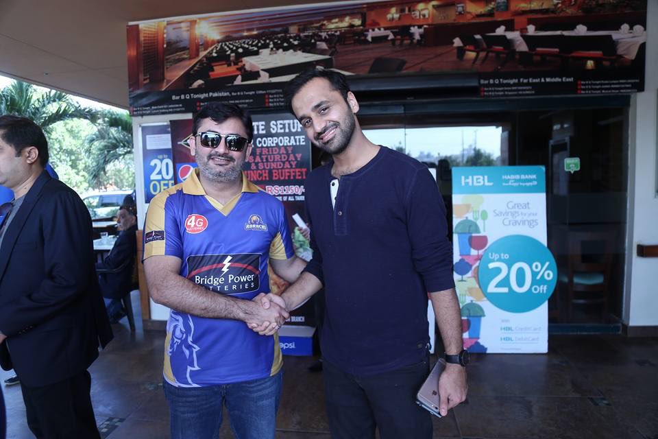 Dureyyy's tweet photo. @WaseemBadami @iqrarulhassan @Salman_ARY @Jerjees at #2Talwar #KkMarathon #KarachiKings #KarachidorayGa #KarachijeetayGa #PSL2k17 ✌✌ https://t.co/4Nb20BcpTg