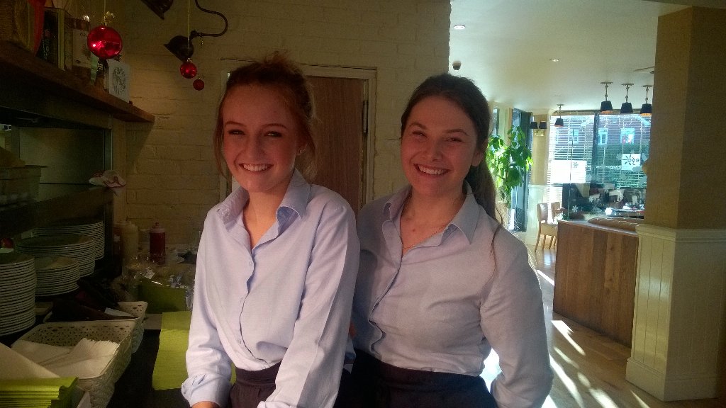 EgoLichfield's tweet image. Sunday is for RELAXING so let Ellie and Amy do all the work. #heretohelp #yourelax #contagioussmiles #OnlyEgo👪❤
