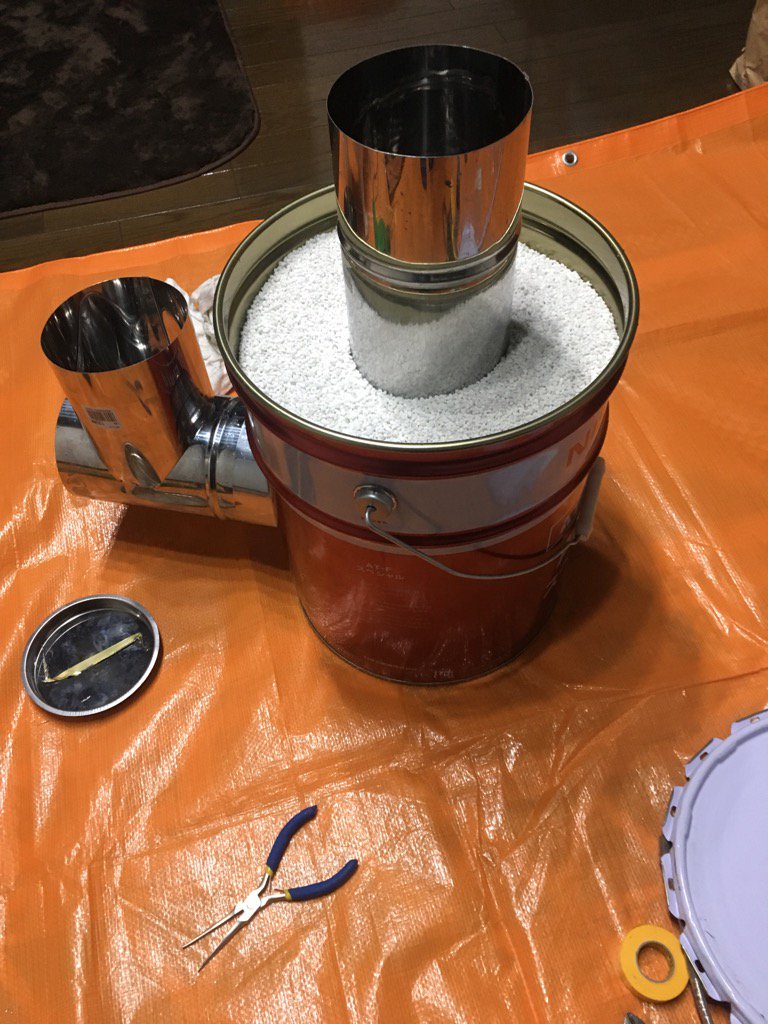 ritchiebb's tweet photo. ロケットストーブを作ってみた^_^ https://t.co/CytnFiu9qw