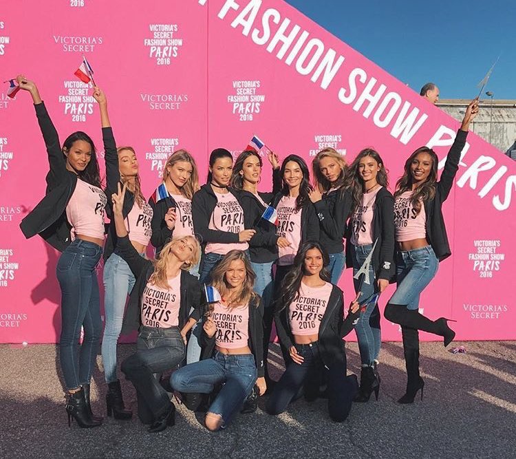 official_nacchi's tweet photo. 19時から📺でヴィクトリアシークレット〜〜〜〜😍😍😍🌹🌹💋💄💍👙👙
in Paris🇫🇷‼︎‼︎❣️
これのために今日1日がんばったもん。リアルタイムでスタンバります💄#VSFashionShow #vsf2016 https://t.co/HueTWeQnr4