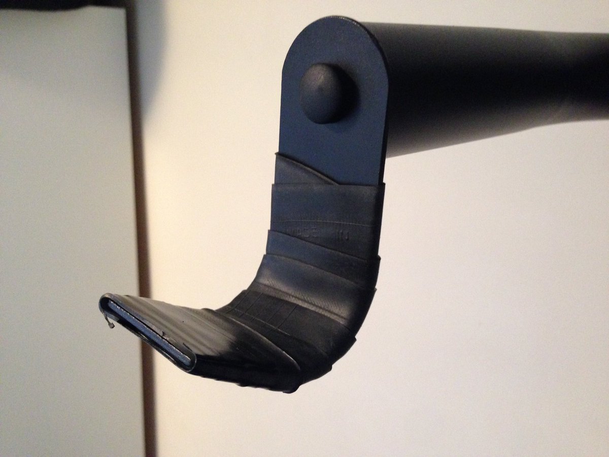 RideEatRestRep's tweet photo. Nobody wants a scratched frame; old inner tube around the arms of the wall rack. Simple &amp; easy #gcnhack @gcntweet https://t.co/j0xKVEXXKe