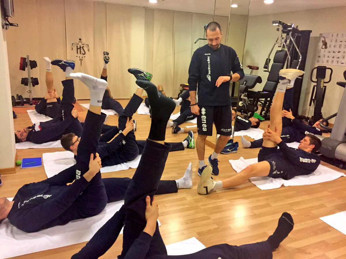 trentinovolley's tweet photo. #Bologna, mattinata con stretching in hotel per la #DiatecTrentino https://t.co/KXlbiD3CQ0