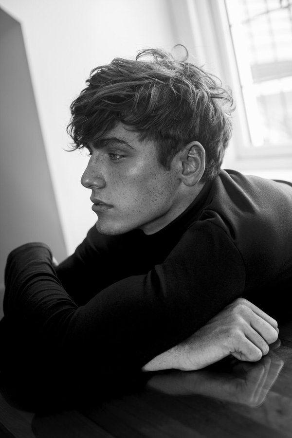 _19AnsPlusTard's tweet photo. Shelley
Caelan
16 ans
Orientation sexuelle indéterminée 
6eme Année
Gryffondor
Honnête/Brusque 
Tom Webb
@CaelanShelley https://t.co/lAxXwL4arb