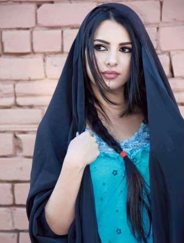 Tu8Ard's tweet photo. روحي بيده....
وساهرت عيني الليالي...
اتأملت تلمح خياله....
اخدود لو ورد البراري..؟؟؟
اخدوده تحمرّ ابدلاله....
وانه صابر ...وانه ذابل... https://t.co/Z3LRemUZQU