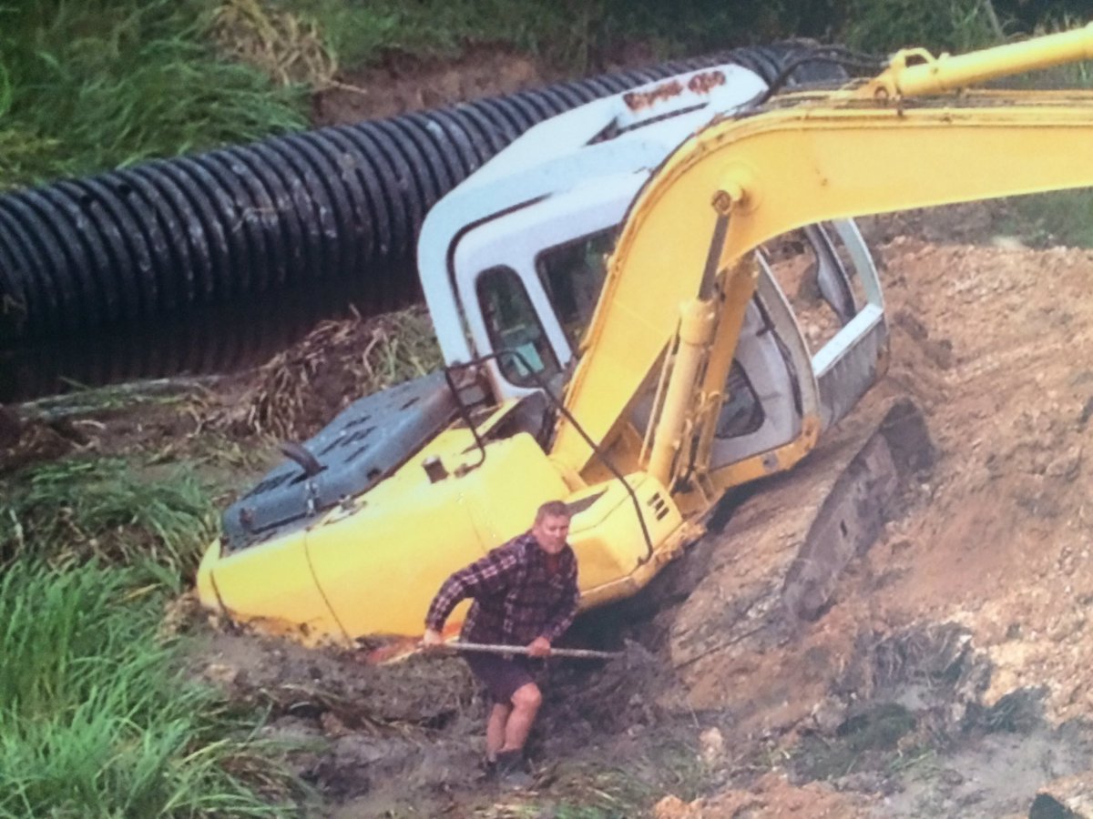 neonbirb's tweet photo. My dad trying to dig the digger out with a shovel #justnzthings https://t.co/f09R1Ei1aN