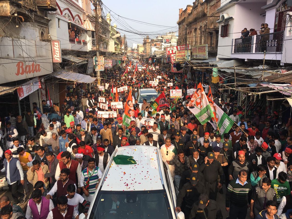 INCIndia's tweet photo. लखनऊ में उमड़ा जन सैलाब 
#UPKoYeSaathPasandHai https://t.co/M2p5O9fwpe