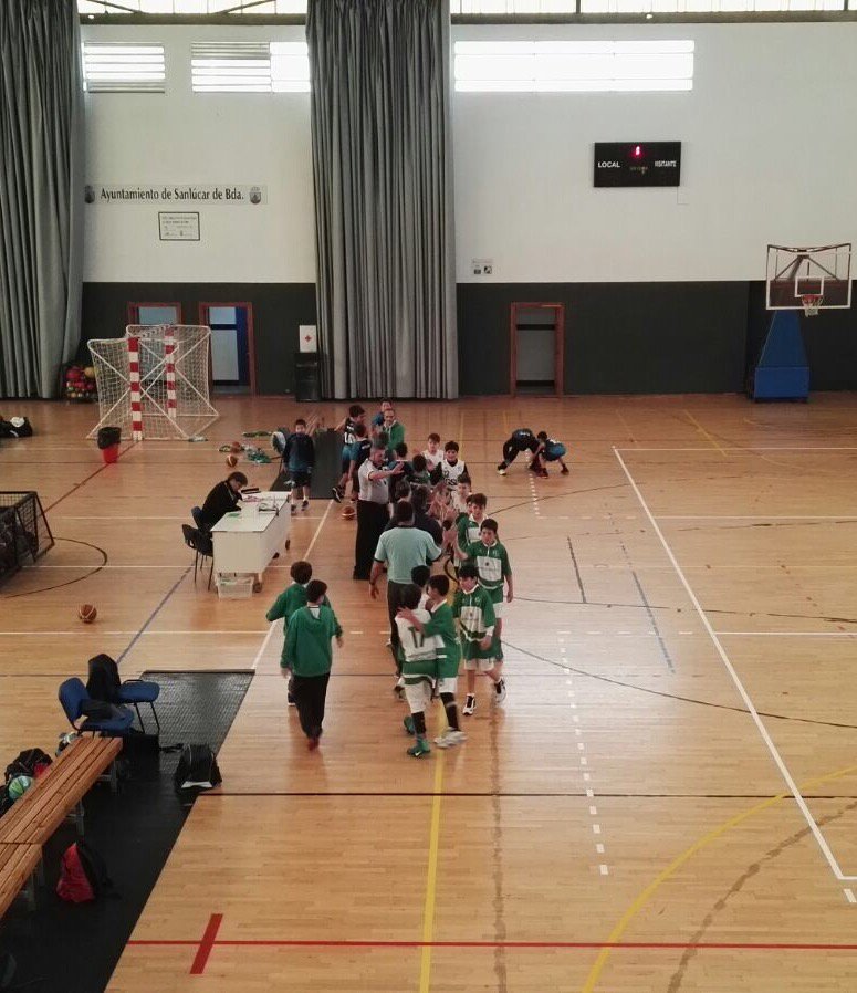 CBCIMBIS's tweet photo. Final en Sanlúcar:

#mini2006 

@adesa80balonces 14
@CBCIMBIS 55

Buen partido del mini d primer año en la siempre difícil cancha sanluqueña https://t.co/3AOJopN7ow