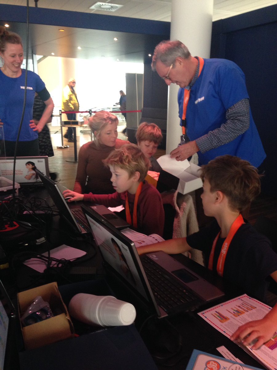 CoderDojoDH's tweet image. Gisteren hadden we een feestelijke dojo voor ons 1-jarige bestaan met gebakjes van Ziggo!