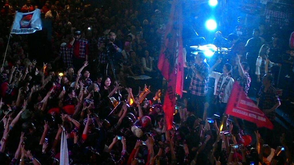 PutriRosary's tweet photo. Keceriaan sore ini #FlashMobKotak2 https://t.co/hLI8yKHHgm