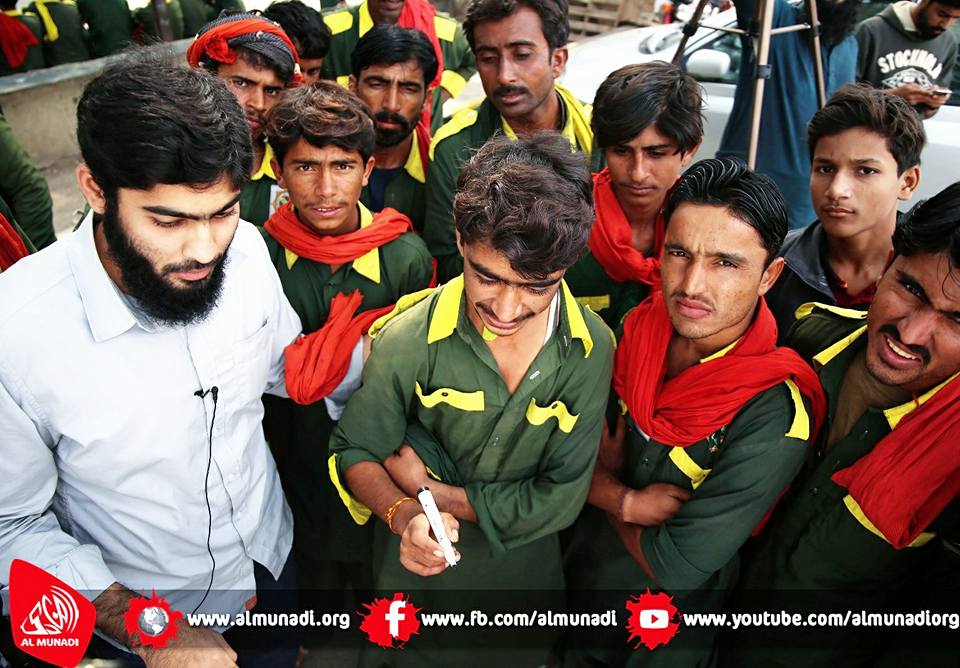 sabdwafai's tweet photo. Teaching porters to Read & Write at #Karachi Cannt Railway Station #Pakistan #educationmatters #educationforall #munadilife https://t.co/QsPKyNOVi0