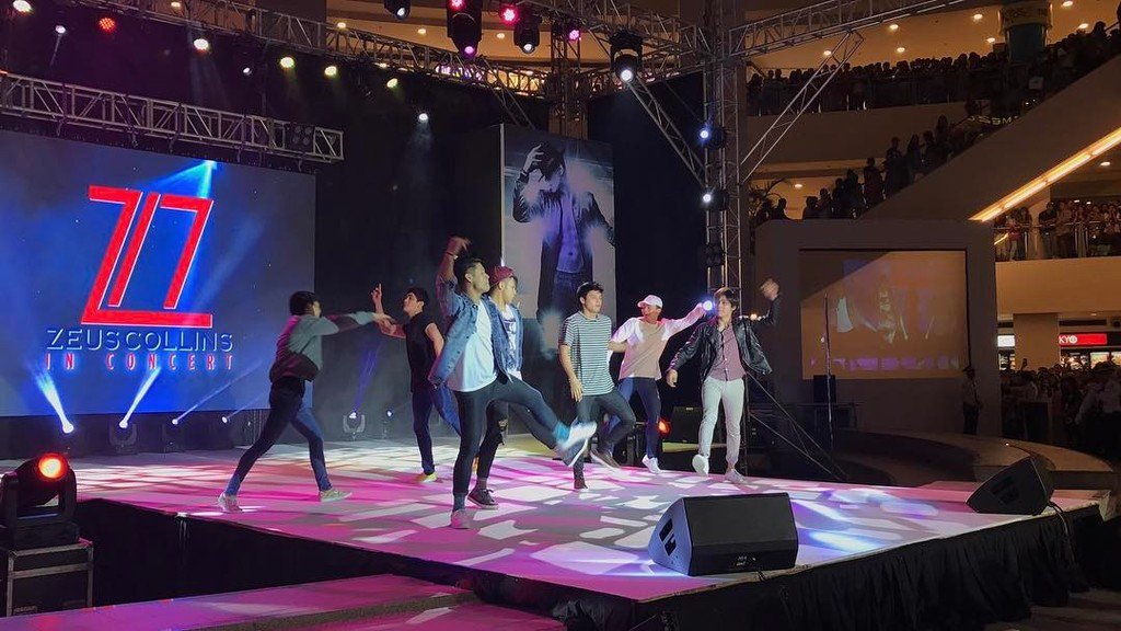 KapamilyaV's tweet photo. T'was lit, @iamzeuscollins! 

Napakahusay at napakalakas mo! Nag-iisa ka lang! 

Iba kayo @hashtags_abscbn! ❤💋💪

#Z17Concert  👑 https://t.co/5BhVetZfQC