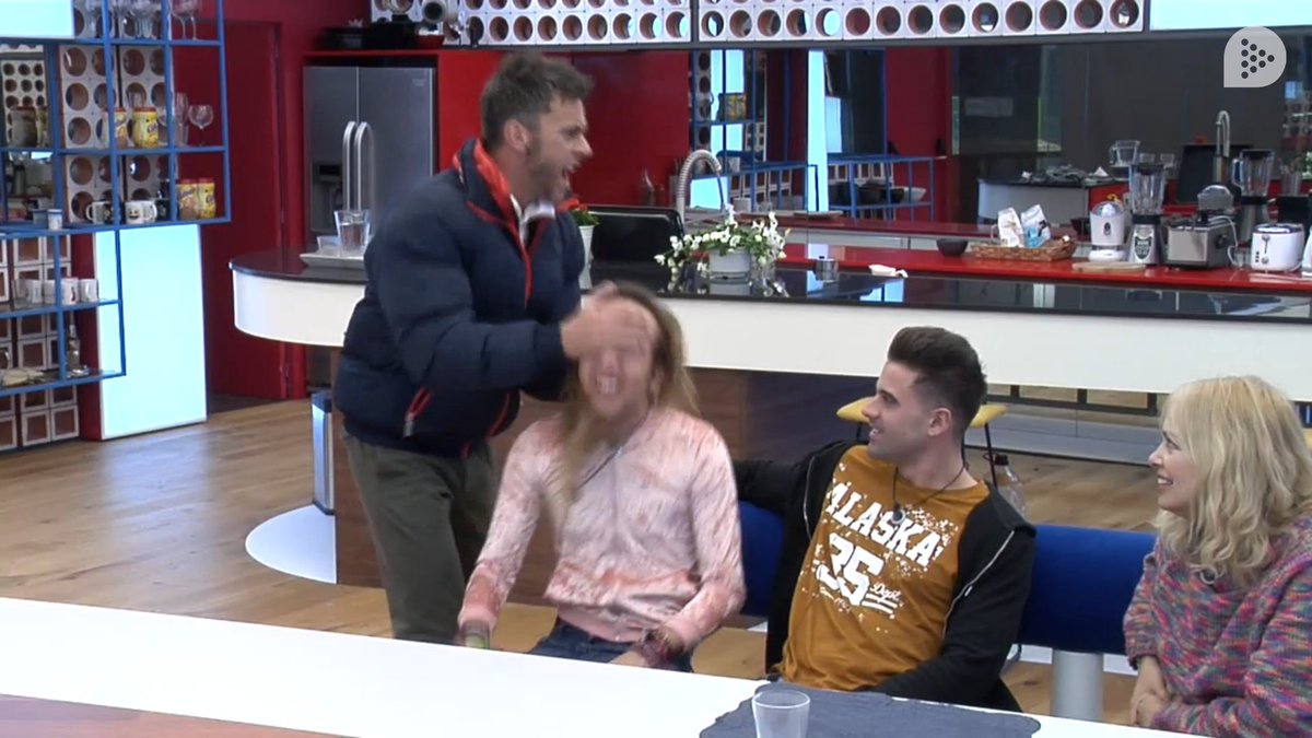 JAJAJAJAJAJ <a href="/AlonsoCaparros/">Alonso Caparrós Oficial</a> le saca los demonios a <a href="/ALESSGIBAJA2/">ALESS GIBAJA</a> vamos con risas en #GHVIP5   vip irma 27450