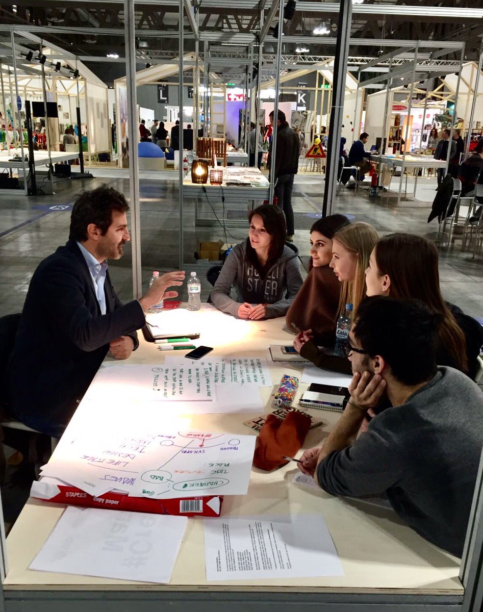 milanohome's tweet photo. Premiazione della #Creativemarathon: vince il team Waves con Massimo Temporelli @HOMIsmartmilano @AccademiaGalli @FieraMilanoSpa #HOMI17 https://t.co/fIk0Hp2yR0