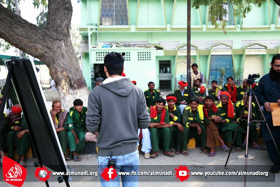 sabdwafai's tweet photo. Teaching porters to Read & Write at #Karachi Cannt Railway Station #Pakistan #educationmatters #educationforall #munadilife https://t.co/bc1okjMxoN