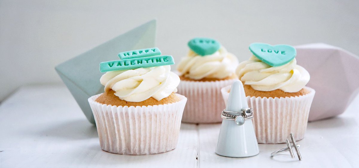 Verras je valentijn... Het is nu eenmalig mogelijk om 4 cupcakes per smaak te bestellen (voor 10 feb): vanille, wortel, bounty &amp; red velvet.