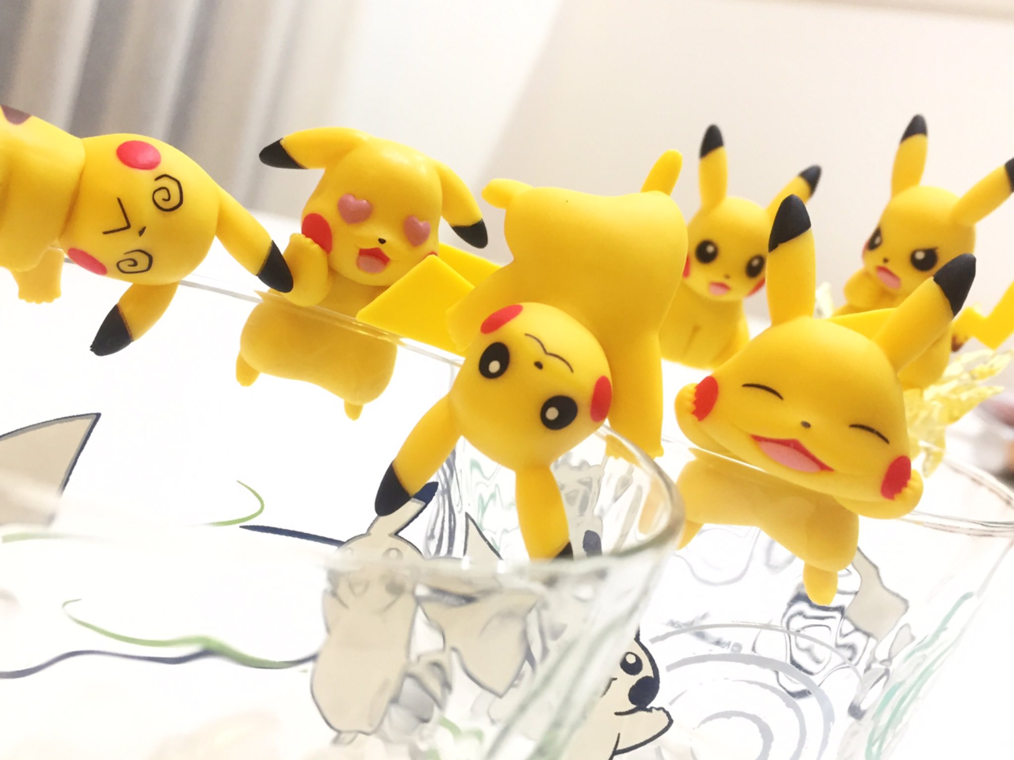 ヒノッチ コップのふちピカさんこと Putittoピカチュウ２ コンプでチュウ 絶妙なバランス感覚 後ろ姿もきゃわ T Co 34a63purvv Twitter