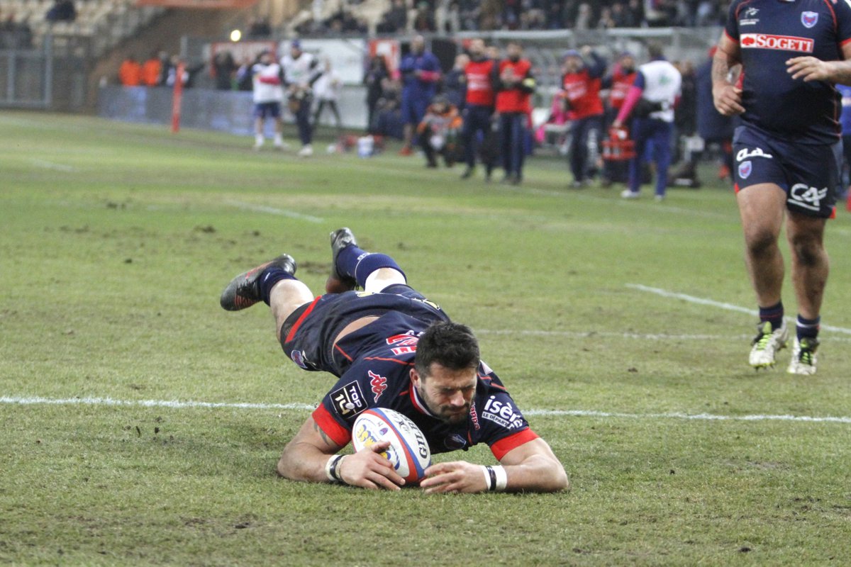 FCGrugby's tweet photo. Le plongeon dans l'en-but, version @Faestebanez #FCGSFP https://t.co/ySuNrfnHRS