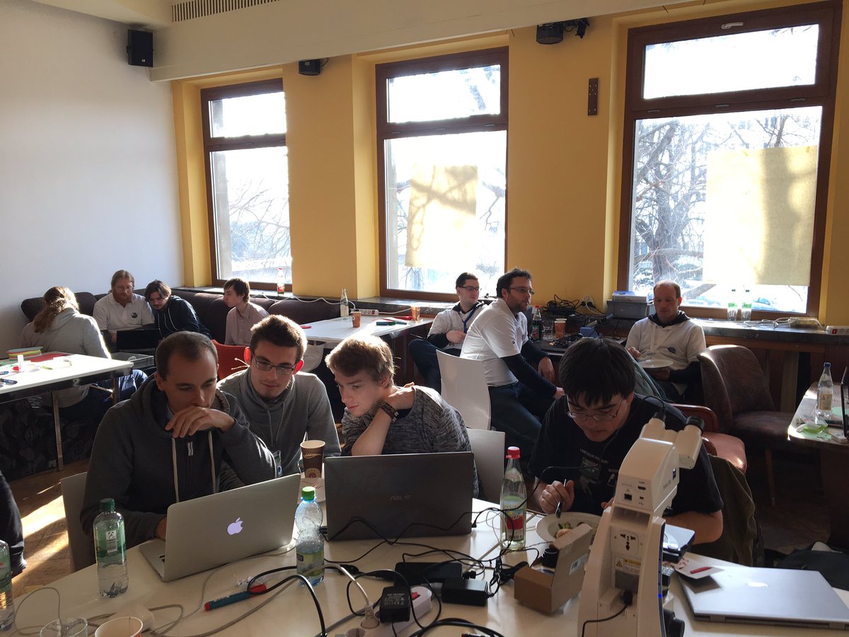 Nad_Hoffmann's tweet photo. Final hacking - one more hour #machinelearning #hackZEISS #hackathon #jena https://t.co/nTMKqXyVn2