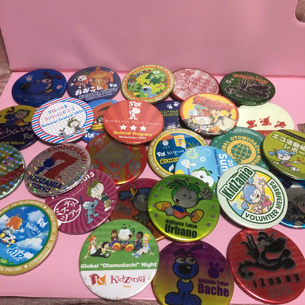 キッザニアで集めた缶バッジ達😆❗️ 数えた事ないけど、何個あるかな